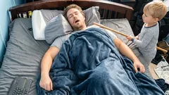 Spíte ve všední dny málo a o víkendu to „doháníte“? Tohle se děje s tělem