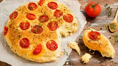 Domácí focaccia: Jak upéct voňavý italský chléb s křupavou kůrkou a měkkou střídou