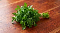 Petržel není jen ozdoba na talíři: Co doopravdy dělá s organismem