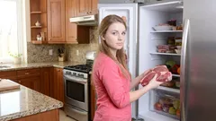 Maso v lednici a mrazáku: trvanlivost, tipy a chyby, kterým je dobré se vyhnout