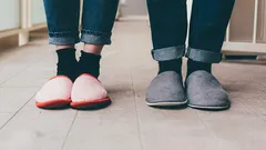 Jsou pantofle opravdu zdravé? Tohle se děje s nohama, když je nosíte pořád