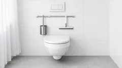 Trik za nádržkou, díky kterému WC kartáč nepřekáží a podlaha se vytře jedním tahem