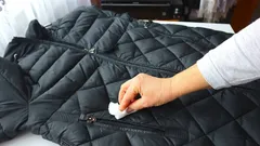 Co dělat s mastnými manžetami, zašedlým límcem a slepeným peřím – osvědčené domácí metody